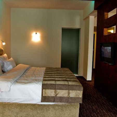 City Hotel 슬라티나 외부 사진