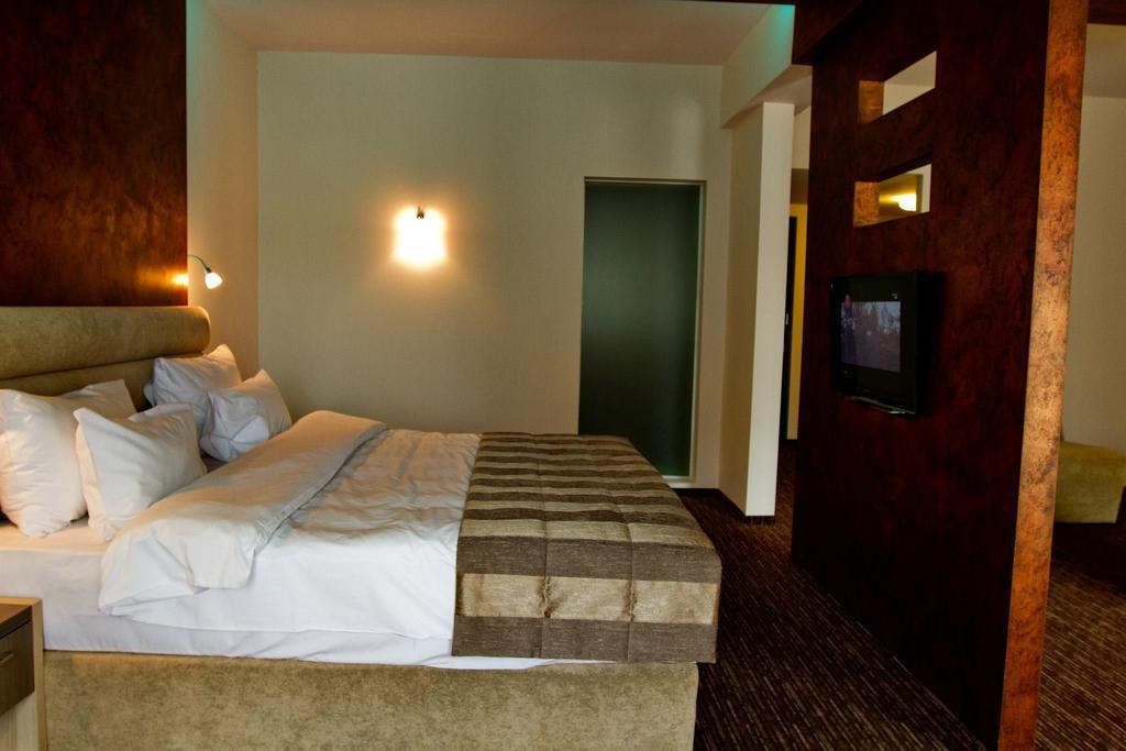 City Hotel 슬라티나 외부 사진