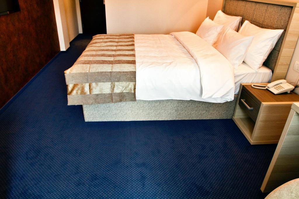 City Hotel 슬라티나 외부 사진