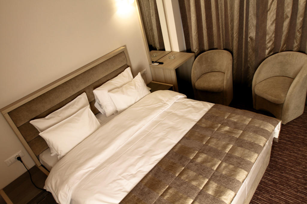City Hotel 슬라티나 외부 사진